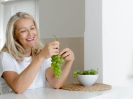 ¿Por qué deberías comer uvas si tienes más de 50 años?