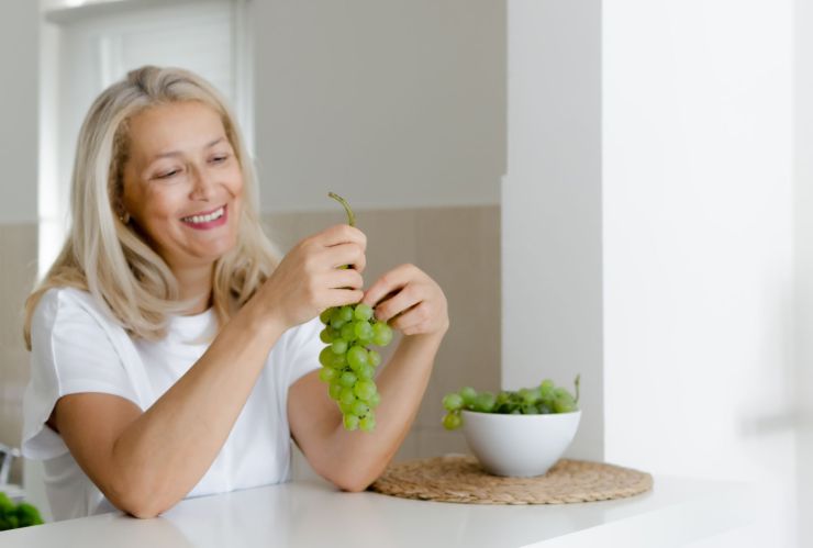 ¿Por qué deberías comer uvas si tienes más de 50 años?