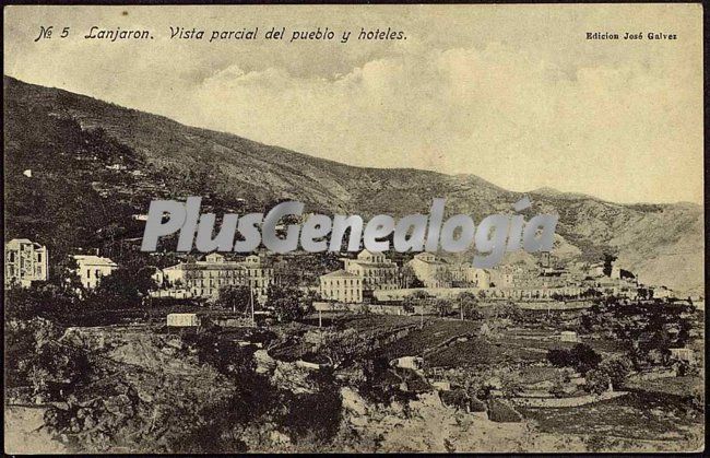 Vista parcial el pueblo de lanjarón (granada) y hoteles