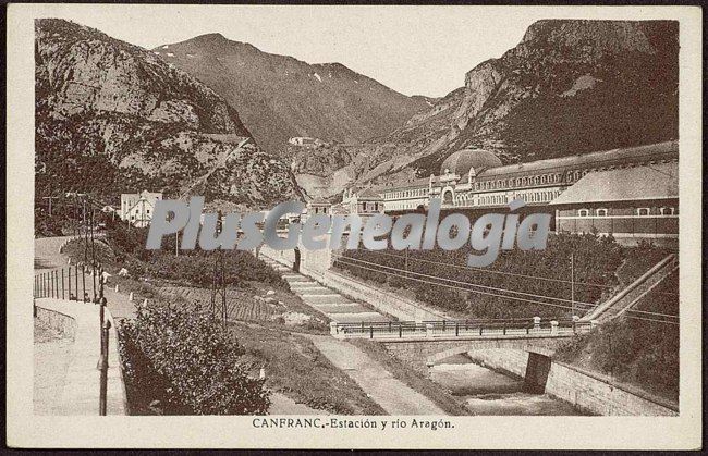 Estación de canfranc (huesca) y río aragón